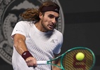 Tsitsipas vence duelo de backhands de uma mão e supera a estreia