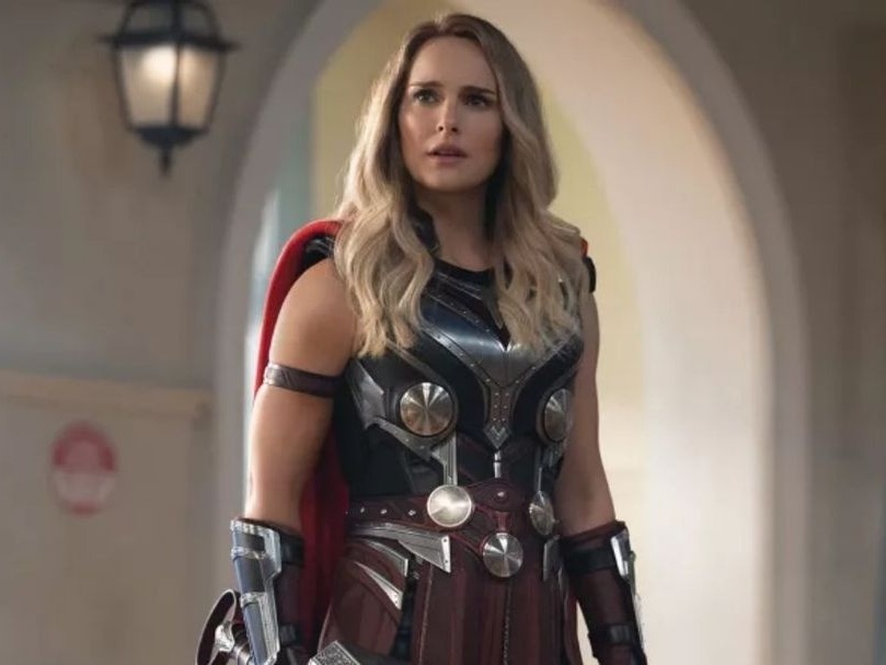 Esposa de Chris Hemsworth zoa nudez do ator em Thor 4