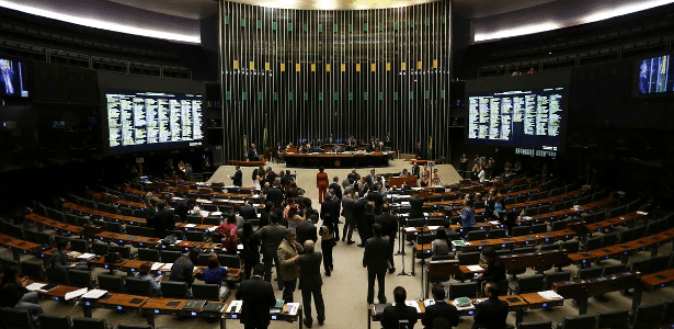 Por falta de quórum, Câmara adia votação da PEC Kamikaze para terça-feira