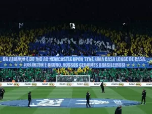 Torcedores do Newcastle fazem mosaico especial para jogadores brasileiros