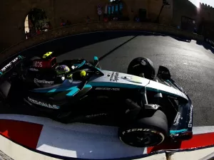 F1: Hamilton está frustrado com carro e teve que "puxar" o volante em Baku