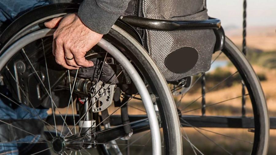 Pessoas em cadeira de rodas são alvos constantes de expressões capacitistas - Divulgação