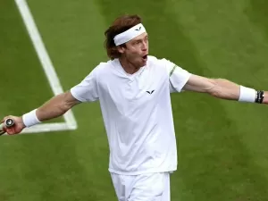 Rublev destrói raquete no próprio joelho e é eliminado de Wimbledon
