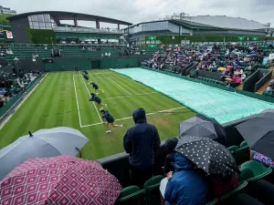 Chuva persiste em Wimbledon, atrasa toda a rodada e jogo de Bia