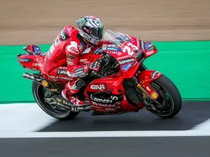 MotoGP: Bastianini vence sprint em Silverstone marcada por quedas de Bagnaia e Márquez