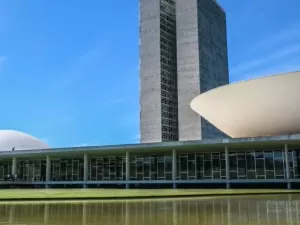 Congresso retorna com foco em reforma tributária, emendas e anistia a golpistas