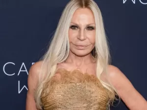 Donatella Versace surpreende com “novo rosto” em fotos, e truque vem à tona; veja tudo