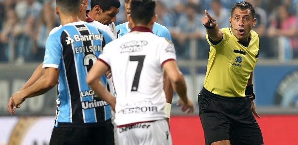 Árbitro chileno Júlio Bascuñan é alvo de reclamações do Grêmio, que vai à Conmebol - Pedro H. Tesch/Eleven/Estadão Conteúdo