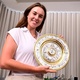 Noskova &eacute; recebida em Praga e exibe o trof&eacute;u de Wimbledon