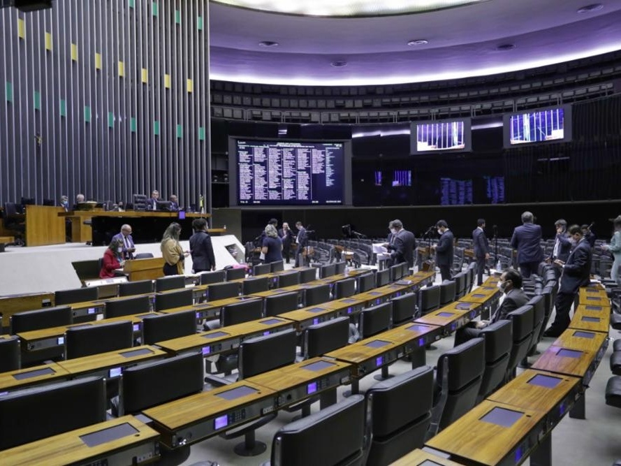 Por Bolsonaro, deputados levam só um minuto para atropelar a Constituição