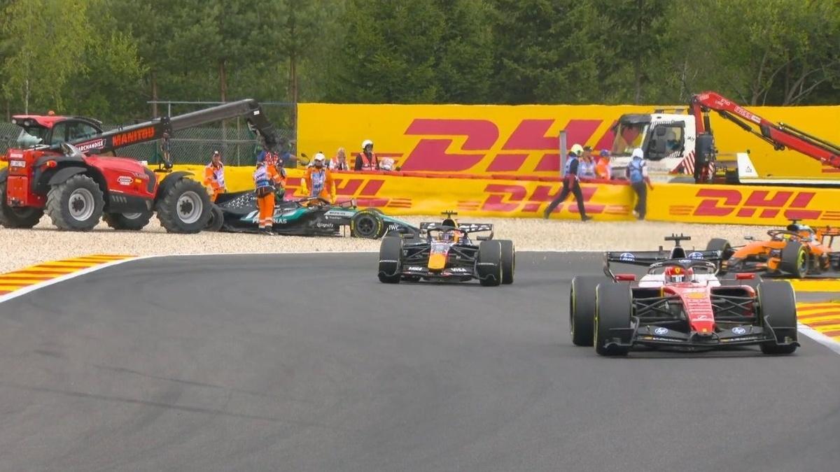 VÍDEO: Russell abandona GP da Bélgica após toque de Hamilton na primeira volta