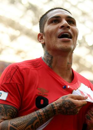 O empenho de Guerrero ao menos teve sua recompensa: o gol pelo qual tanto lutou - -