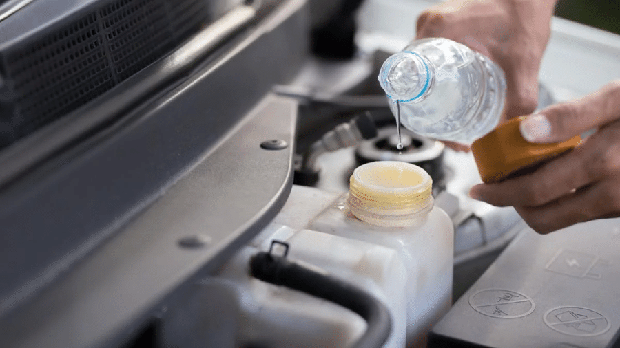 Anúncios vendem kit para fazer carro rodar com hidrogênio extraído de água acondicionada em reservatório sob o capô; funciona? - Shutterstock