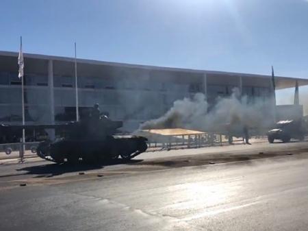 Fumaça preta é comum em motores diesel antigos, mas não nessa quantidde - Foto: Twitter | Reprodução