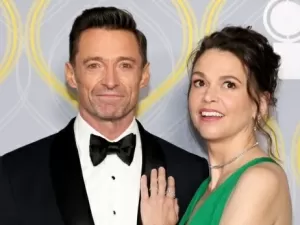 Após rumores de traição, Hugh Jackman assume novo romance de forma curiosa, e fotos viram alvo de deboche nas redes