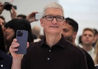 Tim Cook comenta recursos dos iPhones 14, mudanças no Twitter e mais - Tim Cook com um iPhone 14 Pro