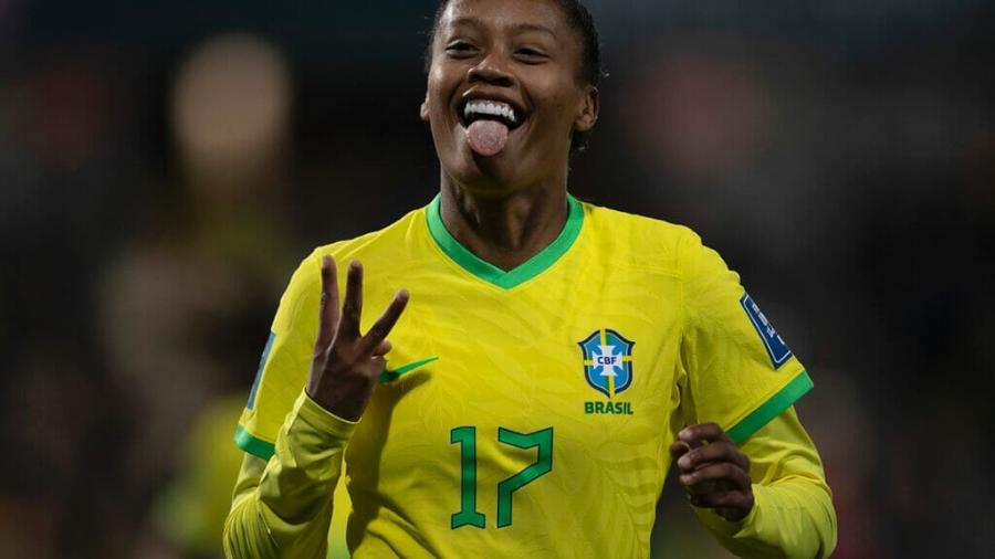 Ary Borges comemora seu terceiro gol na goleada do Brasil sobre o Panamá, pela Copa do Mundo feminina de futebol