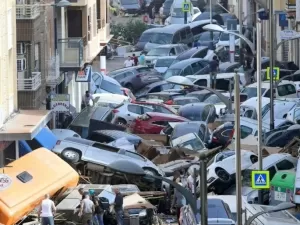 Moradores ficam sem comida em Valência e Exército é enviado às ruas