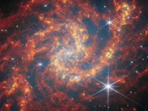 Berçário de estrelas brilha em imagem captada pelo Telescópio James Webb