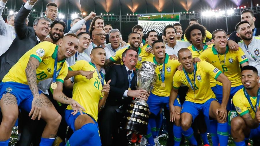 Presidente Jair Bolsonaro posa com a taça da Copa América e a seleção brasileira, no Maracanã, em 2019 (Carolina Antunes/PR) - Reprodução / Internet