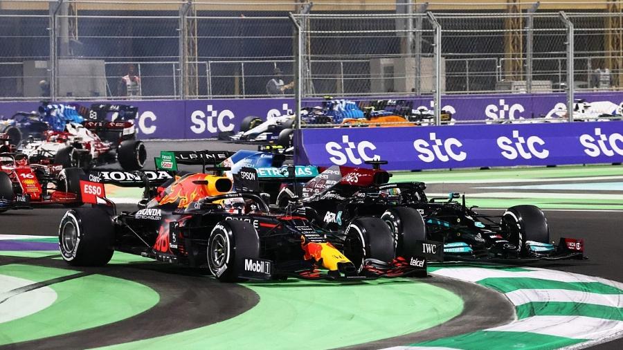 Briga acirrada entre Verstappen e Hamilton tem seu último capítulo do ano no domingo (12), em Abu Dhabi - Divulgação