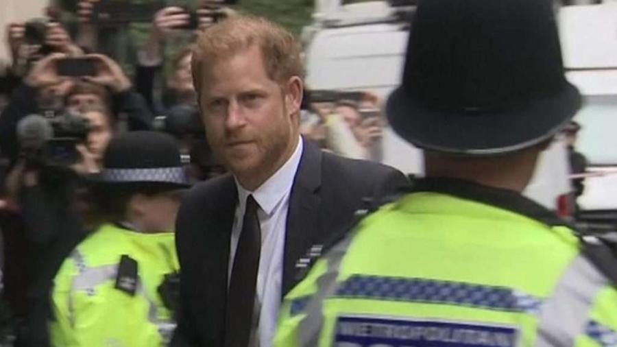 Príncipe Harry chega ao tribunal em Londres em processo contra tabloide - Príncipe Harry entrou no tribunal, no centro de Londres, sem falar com a imprensa (reprodução Sky News)
