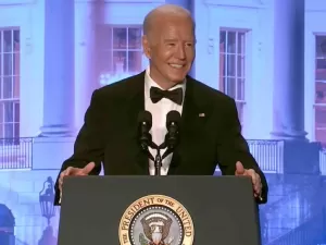Em jantar anual com imprensa que cobre Casa Branca, Joe Biden faz piadas sobre eleições, idade e Trump
