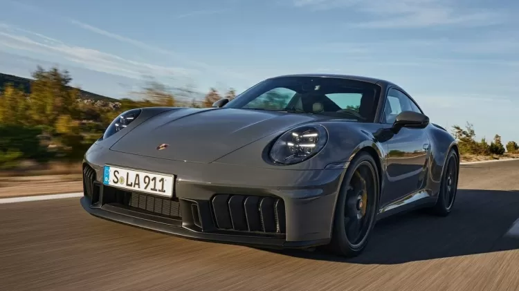 Novo Porsche 911 deixa tradições de lado, mas resiste a se tornar elétrico - UOL Carros