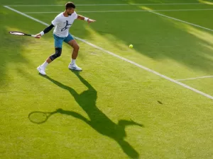 Djokovic confirma presença em Wimbledon e cai com Zverev