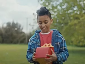 McDonald’s ‘suspende’ sorrisos e dá voz a crianças  em campanha por saúde mental no Reino Unido; assista