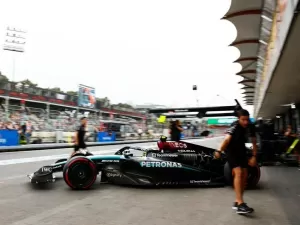 F1: Hamilton e Ocon largam do pitlane no GP do Azerbaijão após trocas nos motores