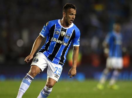 Arthur, 21 anos, se recupera de lesão no tornozelo esquerdo e está na mira do Barça - Marcelo Endelli/Getty Images