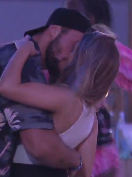 Carla Diaz e Arthur trocam beijos no BBB 21 (Reprodução Globoplay) - Reprodução / Internet