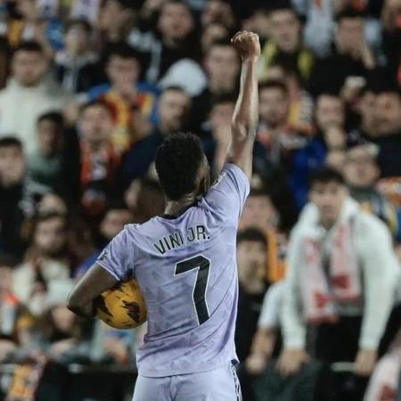 Vinícius Júnior celebra gol com protesto 