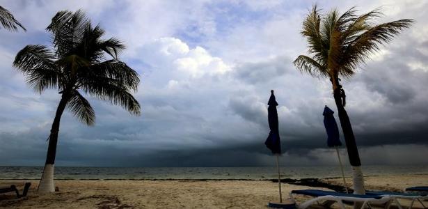 O furacão Nate ganhou força enquanto avançava rumo à costa dos Estados Unidos - Foto: ELIZABETH RUIZ / AFP