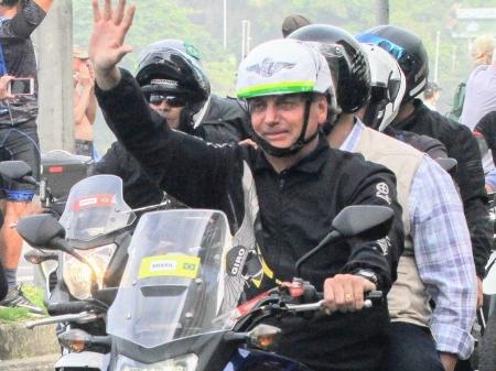 Jair Bolsonaro promove mais uma alegre motocada, dessa vez no Rio, desafiando as normas sanitárias, o bom senso  e o respeito aos mortos - Foto: Daniel Delmiro
