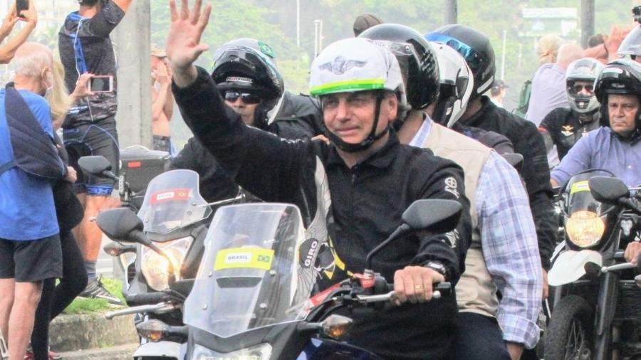 Jair Bolsonaro promove mais uma alegre motocada, dessa vez no Rio, desafiando as normas sanitárias, o bom senso  e o respeito aos mortos - Foto: Daniel Delmiro