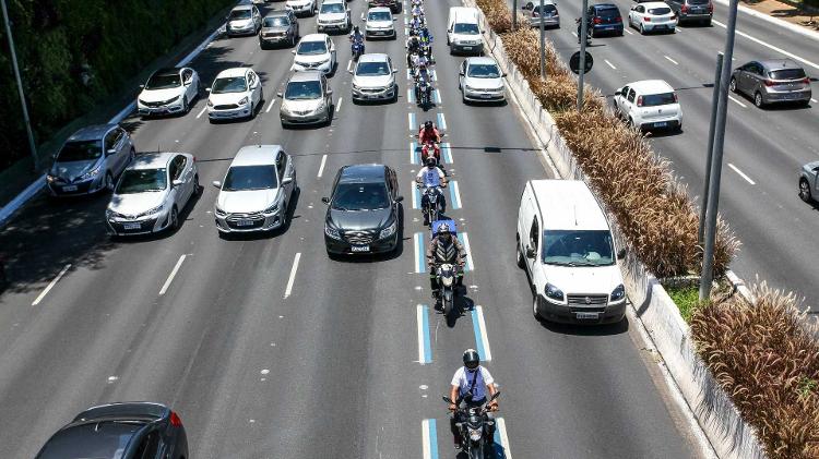 Motos utilizam Faixa Azul da avenida 23 de Maio