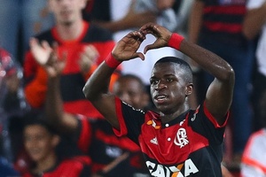 Muita gente vem batendo na gente, diz Vinicius Jr. após vitória do Fla