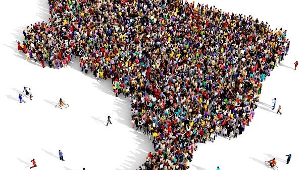 Pessoas reunidas no formato do Brasil representam a contagem feita pelo Censo