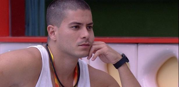 Atitude de Arthur Aguiar gera discussão dentro e fora do BBB
