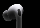 AirPods: como alterar o volume dos efeitos sonoros [iPhone, iPad, Mac, Apple Watch e Apple TV] - Detalhe dos AirPods Pro de segunda geração com chip H2