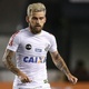 Em crise, Santos age no mercado da bola e vai atrás de Lucas Lima