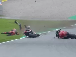 VÍDEO MotoGP: Acosta e Fernández sofrem acidente no TL1 em Barcelona