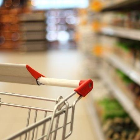 Carrinho de compras vazio em supermercado Carrinho de compras vazio em supermercado