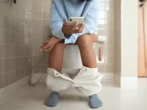 Por que você não deve usar celular no banheiro?