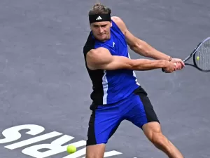 Zverev vai à semi em Paris e acaba com as chances de Tsitsipas