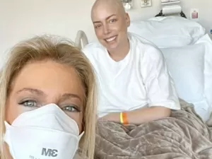 Mãe de Fabiana Justus faz homenagem para a filha ao acompanhá-la no hospital