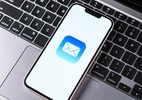 O que fazer se as imagens não estiverem aparecendo no app Mail [iPhone, iPad e Mac] - Ícone do app Mail no iPhone em cima de um Mac