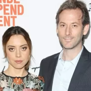 Aubrey Plaza e o marido, Jeff Baena. (Foto: Getty)